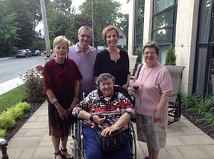 The residents’ committee stands behind Centre Champlain resident Mme Héléna Brunette, from left to right: Solange Choquette and Claude Rochon (volunteer members), Lise Ledroit and Claire Dussault-Cadieux (family representatives)